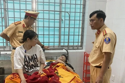 Lãnh đạo Cảnh sát giao thông Công an tỉnh Phú Yên thăm hỏi nạn nhân đang điều trị tại Trung tâm y tế thị xã Sông Cầu. (Ảnh: Tường Quân/TTXVN)