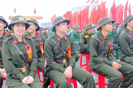 Nữ tân binh Lê Oanh Diễm Quỳnh ở xã Hiền Thành, huyện Vĩnh Linh cùng đồng đội trong ngày hội giao nhận quân.