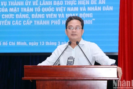Đồng chí Phạm Minh Tuấn, Phó Chủ tịch Ủy ban Mặt trận Tổ quốc Việt Nam Thành phố Hồ Chí Minh phát biểu tại Hội nghị. 