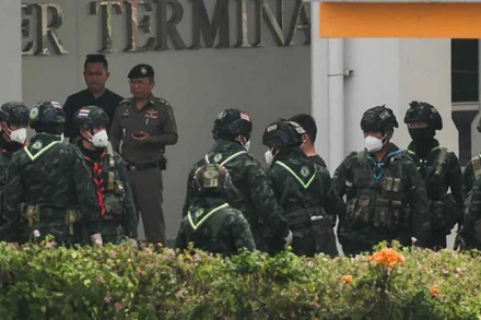 Cảnh sát giải cứu một công dân Trung Quốc từ một trung tâm lừa đảo ở Myanmar ngày 20/2. (Ảnh: Reuters)