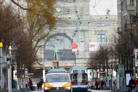 Một chiếc xe cảnh sát Thụy Sĩ được nhìn thấy trên một con phố ở Zurich. (Ảnh: Reuters)