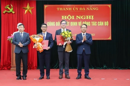 Trao Quyết định bổ nhiệm và tặng hoa chúc mừng hai đồng chí Phạm Trường Sơn và Phùng Phú Phong.