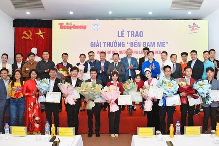 Các cá nhân, tác giả dự án giành Giải thưởng "Bền đam mê" cùng đại diện Ban tổ chức và các đơn vị liên quan tại buổi lễ.