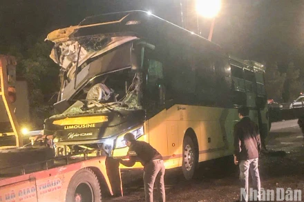 Xe khách biển kiểm soát 50H-35547 đang được lực lượng chức năng xử lý. 