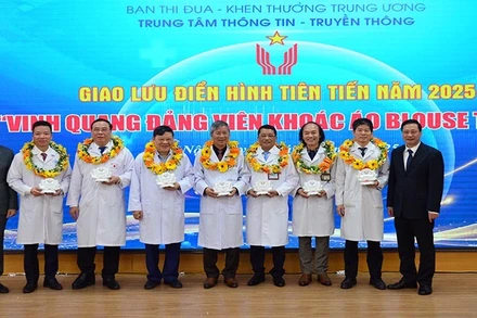 Lãnh đạo Ban Thi đua-Khen thưởng Trung ương tặng hoa và biểu trưng tôn vinh các gương điển hình tiên tiến. Ảnh: PHẠM CƯỜNG 