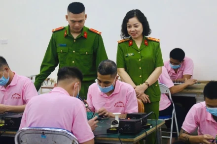 Học viên trong giờ lao động sản xuất tại cơ sở cai nghiện số 4, công an thành phố Hà Nội. Ảnh: NHÂN DÂN.