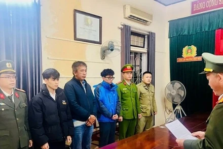 Cơ quan An ninh điều tra Công an thành phố Huế tống đạt quyết định khởi tố vụ án, khởi tố bị can và bắt tạm giam các đối tượng trong đường dây mua bán gần 56 triệu thông tin dữ liệu cá nhân. (Ảnh: HẢI LAN)