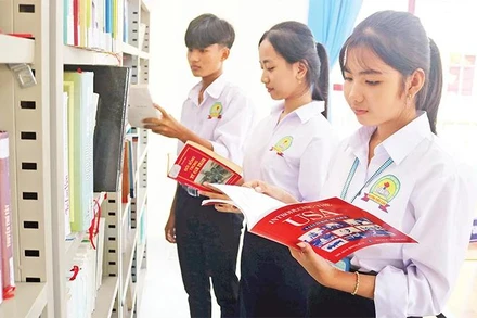 Học sinh Trường phổ thông dân tộc nội trú trung học cơ sở và phổ thông trung học huyện Tiểu Cần, tỉnh Trà Vinh đọc sách tại thư viện trường. (Ảnh minh họa: MINH KHỞI)