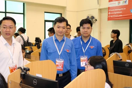 Bí thư Trung ương Đoàn Thanh niên Cộng sản Hồ Chí Minh, Chủ tịch Hội Sinh viên Việt Nam Nguyễn Minh Triết (ở giữa) cùng đại diện Ban tổ chức động viên các thí sinh tại khu vực thi.