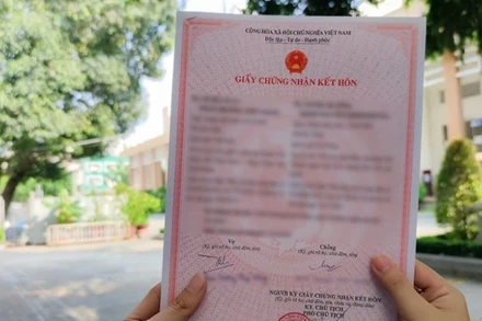 Đề xuất thí điểm cắt giảm hồ sơ giấy chứng nhận kết hôn trong mua bán phương tiện. Ảnh: TIẾN LUẬT.