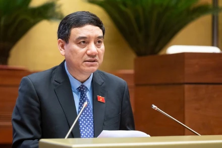 Ủy viên Ủy ban Thường vụ Quốc hội Nguyễn Đắc Vinh trình bày Báo cáo giải trình, tiếp thu, chỉnh lý dự thảo Luật sửa đổi, bổ sung một số điều của Luật Quảng cáo. (Ảnh: BÙI GIANG)