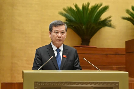 Chánh án Tòa án nhân dân tối cao Lê Minh Trí trình bày Tờ trình Dự án Luật sửa đổi, bổ sung một số điều của Bộ luật Tố tụng dân sự, Luật Tố tụng hành chính, Luật Tư pháp người chưa thành niên, Luật Phá sản và Luật Hòa giải, đối thoại tại tòa án. (Ảnh: THỦY NGUYÊN)