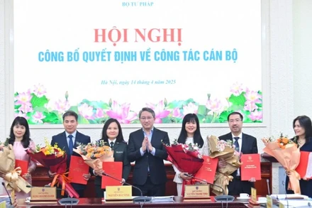 Bộ trưởng Tư pháp Nguyễn Hải Ninh trao quyết định điều động, bổ nhiệm công chức lãnh đạo một số đơn vị. (Ảnh: PHƯƠNG MAI)