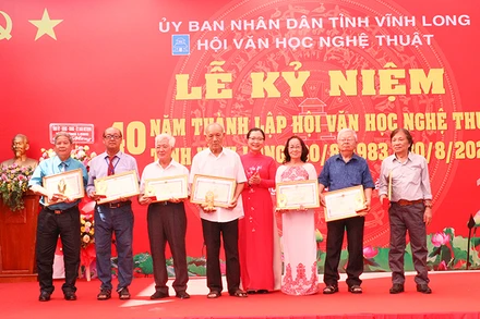 Khen thưởng các cá nhân có nhiều đóng góp cho sự nghiệp phát triển văn học, nghệ thuật. 