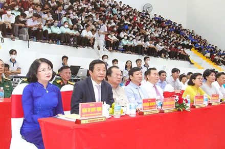 Nguyên Phó Chủ tịch nước Đặng Thị Ngọc Thịnh dự lễ kỷ niệm 63 năm ngày thành lập Trường đại học Sư phạm kỹ thuật Vĩnh Long sáng 21/12. 