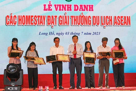 Ủy ban nhân dân tỉnh Vĩnh Long tặng Bằng khen cho 6 Homestay đạt Giải thưởng du lịch ASEAN năm 2023. 