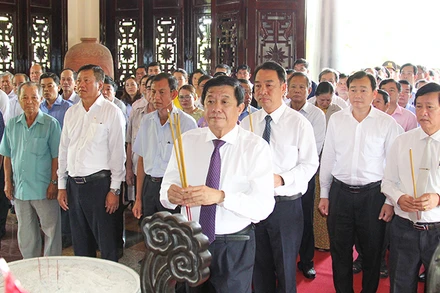 Bí thư Tỉnh ủy Vĩnh Long Bùi Văn Nghiêm cùng lãnh đạo tỉnh Vĩnh Long dâng hương Chủ tịch Hội đồng Bộ trưởng Phạm Hùng. 