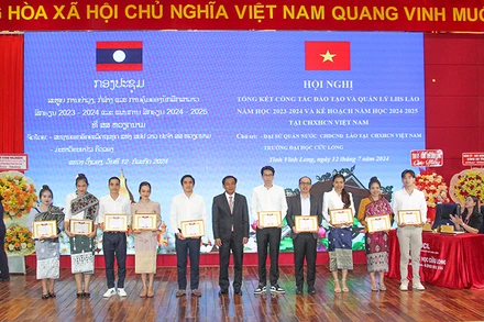 Khen thưởng lưu học sinh Lào có thành tích học tập tốt. 