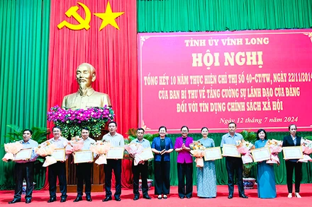 Trao bằng khen cho các cá nhân đã có thành tích xuất sắc trong 10 năm thực hiện Chỉ thị 40-CT/TW của Ban Bí thư.