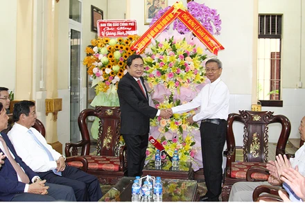 Đồng chí Trần Thanh Mẫn tặng hoa và quà chúc mừng Giáng sinh tại Tòa Giám mục Giáo phận Vĩnh Long.