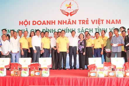 Lãnh đạo tỉnh Vĩnh Long và lãnh đạo Trung ương Hội Doanh nhân trẻ Việt Nam trao quà cho gia đình chính sách. 