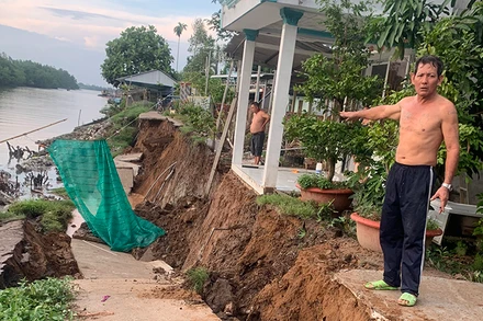 Đoạn sạt lở đường đan và ảnh hưởng đến ngôi nhà của người dân ở xã Lục Sĩ Thành, huyện Trà Ôn, tỉnh Vĩnh Long. 