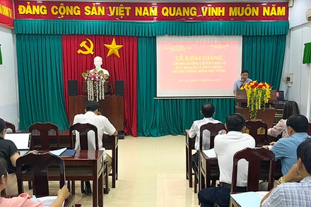 Lớp bồi dưỡng chuyên sâu về đô thị thông minh diễn ra tại Vĩnh Long sáng 14/9.