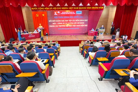 Phó Giáo sư, Tiến sĩ Lương Minh Cừ phát biểu tại hội thảo.