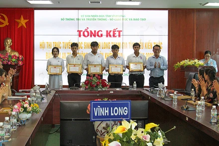 Ban tổ chức trao giải cho các cá nhân đạt giải. 