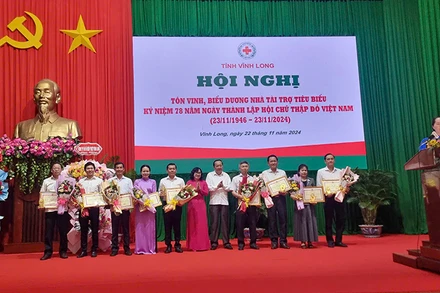 Lãnh đạo tỉnh Vĩnh Long trao Bằng khen cho những tập thể và cá nhân tích cực đóng góp trong công tác xã hội, từ thiện, nhân đạo trên địa bàn tỉnh.