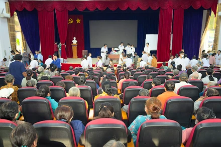 Người dân được làm thủ tục khám bệnh. 