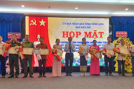 Lãnh đạo tỉnh Vĩnh Long trao Bằng khen cho 10 cá nhân có thành tích xuất sắc. 