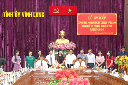 Lễ ký kết giữa Tỉnh ủy Vĩnh Long và Nhà xuất bản Chính trị quốc gia Sự thật.