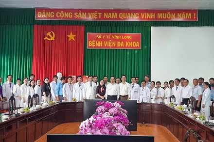 Lãnh đạo tỉnh Vĩnh Long chụp hình lưu niệm với lãnh đạo, cán bộ ngành y tế tỉnh.