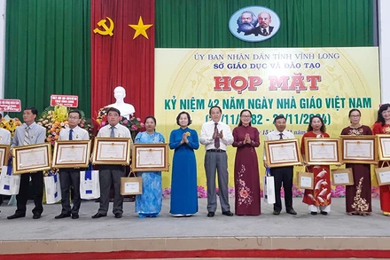 Lãnh đạo tỉnh Vĩnh Long tuyên dương Nhà giáo ưu tú. 