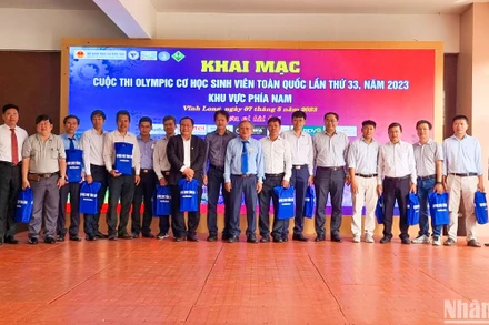 Ban tổ chức trao quà cho các đơn vị tham gia kỳ thi thi Olympic Cơ học toàn quốc lần thứ 33 khu vực phía nam. 