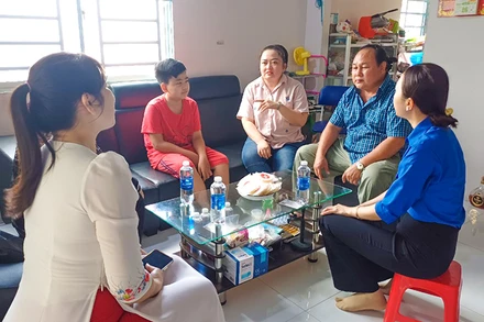 Ban Giám hiệu Trường trung học cơ sở Lộc Hòa đến thăm hỏi sức khỏe các em bị ngộ độc. 