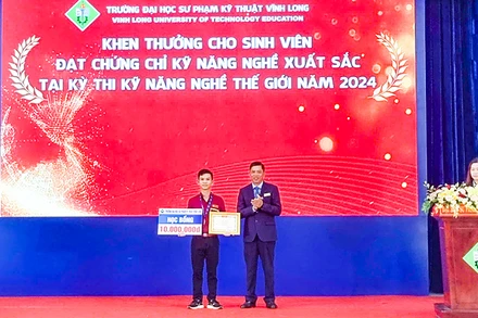 Khen thưởng cho sinh viên đạt giải trong kỳ thi kỹ năng nghề thế giới. 