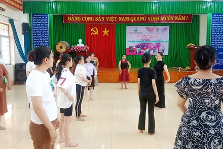 Giảng viên hướng dẫn kỹ năng múa cho các học viên. 