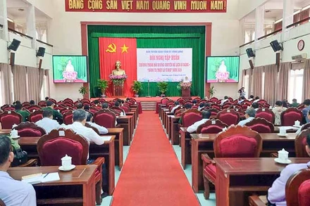 Đại biểu tham dự Hội nghị tại hội trường Tỉnh ủy Vĩnh Long sáng 18/9. 