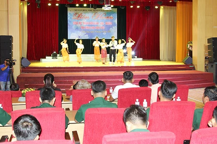 Tiết mục khai mạc của đội huyện Long Hồ. 