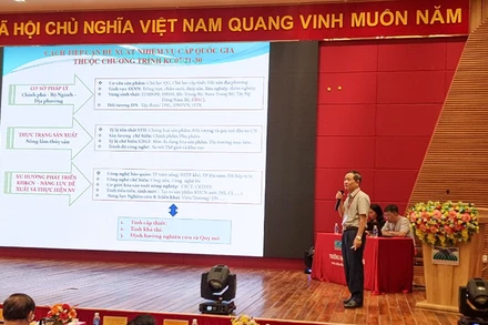 Đại diện Vụ Khoa học và Công nghệ các ngành kinh tế-kỹ thuật, Bộ Khoa học và Công nghệ báo cáo tại hội thảo. 
