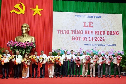 Lãnh đạo tỉnh Vĩnh Long trao Huy hiệu Đảng cho các vị cao niên tuổi đảng sáng 29/10. 