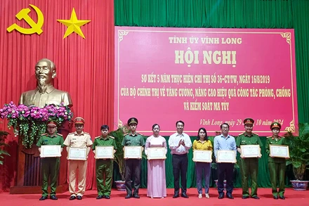 Chủ tịch Ủy ban nhân dân tỉnh Vĩnh Long Lữ Quang Ngời trao Bằng khen cho tập thể và cá nhân đã có thành tích xuất sắc trong thực hiện Chỉ thị số 36-CT/TW của Bộ Chính trị.