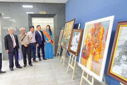 Đại biểu tham quan triển lãm.