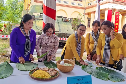 Nữ lãnh đạo tỉnh cũng tham gia đội gói bánh chưng, bánh giầy. 