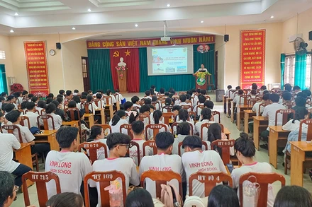 Quang cảnh nói chuyện chuyên đề về biển đảo Việt Nam tại Trường trung học phổ thông Lưu Văn Liệt vào chiều 17/4. 