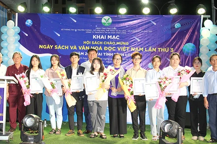 Trao thưởng cho sinh viên đạt giải cuộc thi giới thiệu sách với chủ đề: "Sách - Người bạn truyền cảm hứng" năm 2024. 