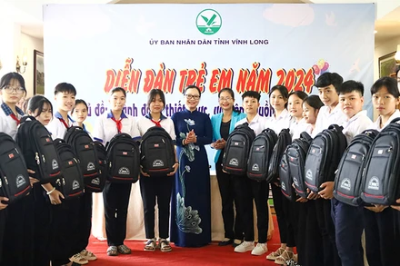 Lãnh đạo tỉnh Vĩnh Long tặng quà cho các em tham gia Diễn đàn. 