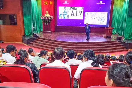 Phó Giáo sư, Tiến sĩ Phạm Thế Bảo, Trưởng Khoa Công nghệ thông tin, Đại học Sài Gòn, trình bày tại hội thảo.